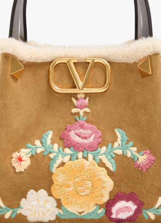 Valentino Garavani Shopper van kalfssuède met bloemborduring - detail 2 camel