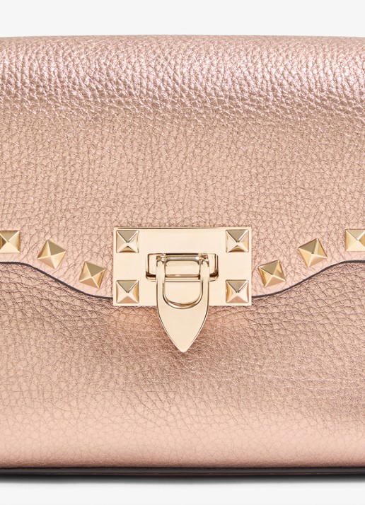 Valentino Garavani Small crossbodytas van kalfsleer met metallic finish en studs - detail 4 roze