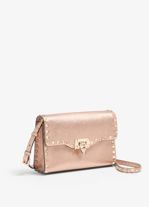 Valentino Garavani Small crossbodytas van kalfsleer met metallic finish en studs - voorkant 2 roze