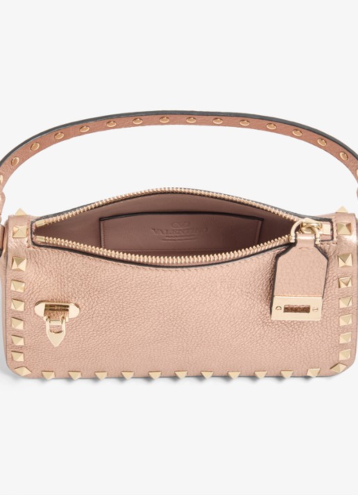 Valentino Garavani Small handtas van kalfsleer met metallic finish en studs - detail 4 roze