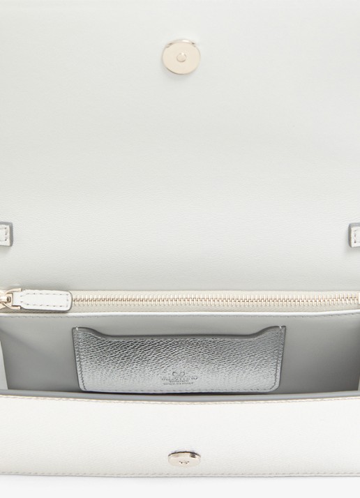 Valentino Garavani VLogo Signature Mini crossbodytas van kalfsleer met metallic finish - detail 2 zilver