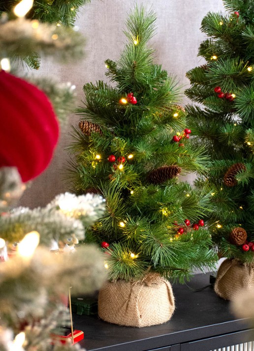 Van Der Gucht Everyday Mini Pine Cone & Berry kunstkerstboom met LED verlichting 46 cm - achterkant 2 donkergroen