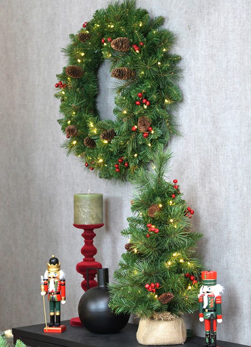 Van Der Gucht Everyday Mini Pine Cone & Berry kunstkerstboom met LED verlichting 46 cm - detail donkergroen
