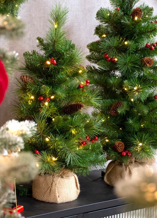 Van Der Gucht Everyday Miniature Pine Cone & Berry kunstkerstboom met LED verlichting 61 cm - achterkant 2 groen