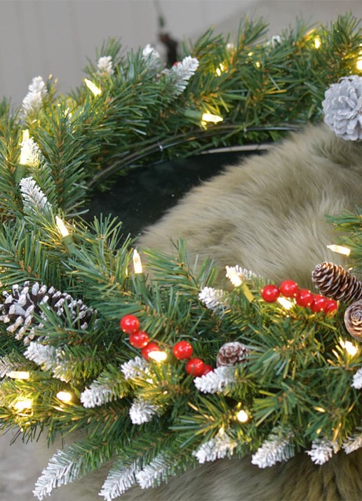 Van Der Gucht Frosted Berry kerstkrans met LED verlichting 60 cm - voorkant 2 groen