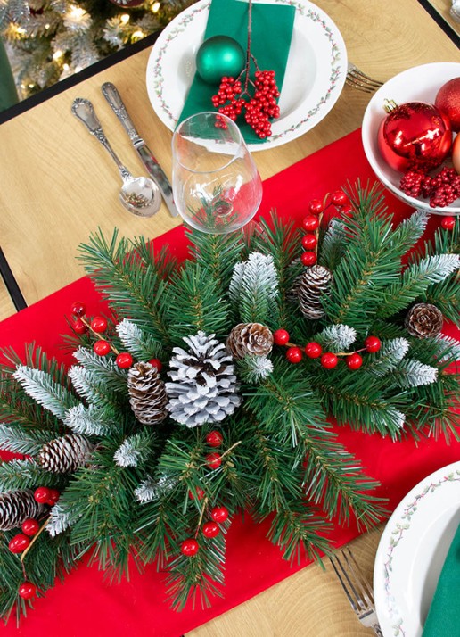 Van Der Gucht Frosted Berry kerststuk met rode bessen 75 cm - voorkant 2 groen