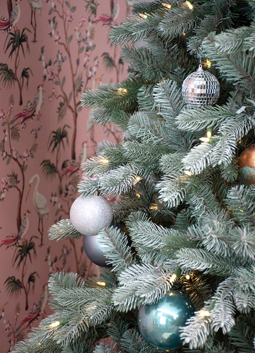 Van Der Gucht Frosted Colorado kunstkerstboom met LED verlichting 213 cm - detail groen