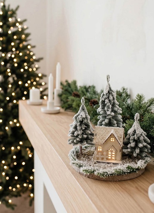 Van Der Gucht Snowy House kerstornament met LED verlichting 25 cm - voorkant 2 groen