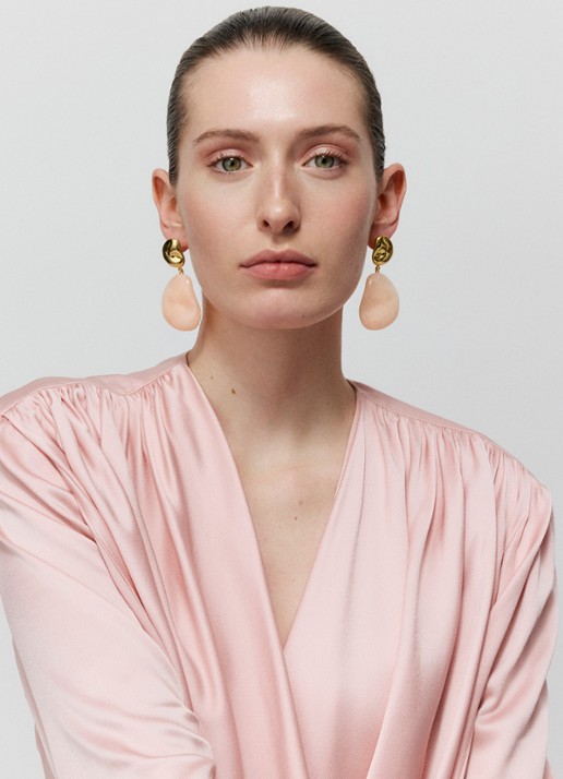 Vanessa Baroni Double Nugget oorstekers met hanger - voorkant 2 lichtroze