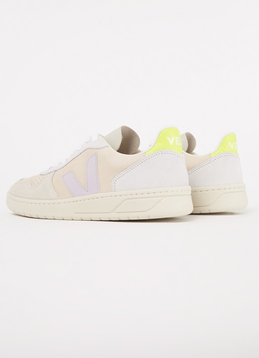 Veja V-10 sneaker met suède details - detail 2 creme