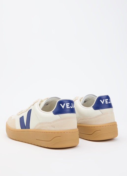 Veja V-90 sneaker van leer met suède details - achterkant gebroken wit