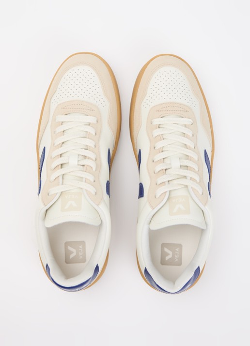Veja V-90 sneaker van leer met suède details - detail 4 gebroken wit
