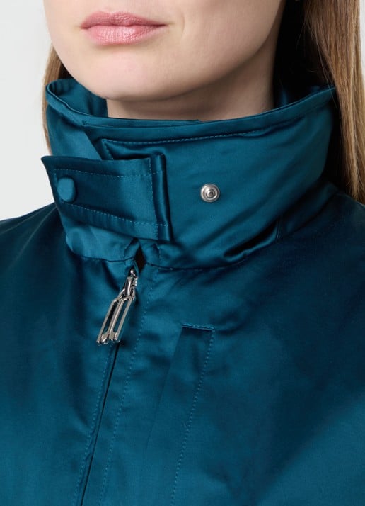 Victoria Beckham Bomberjack van satijn met donsvulling - detail 5 petrol