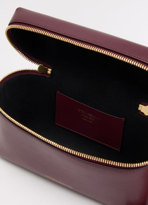 Victoria Beckham Vanity crossbody tas van leer  - detail bordeauxrood