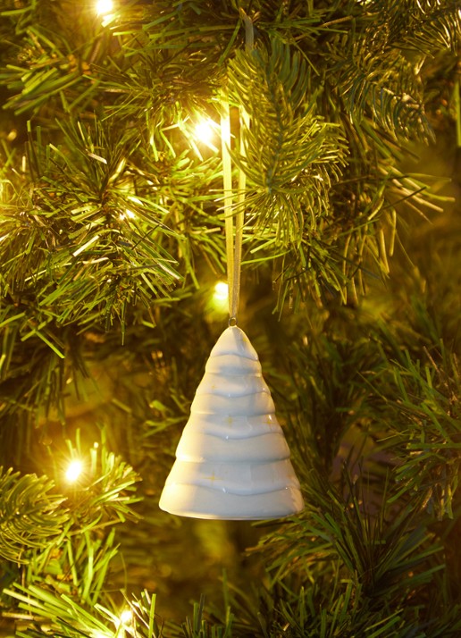 Villeroy & Boch Winter Glow Dennenboom kersthanger 7,5 cm - voorkant 2 gebroken wit