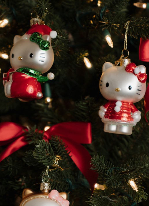 Vondels Hello Kitty met Cadeau kersthanger 9,5 cm - voorkant 2 rood