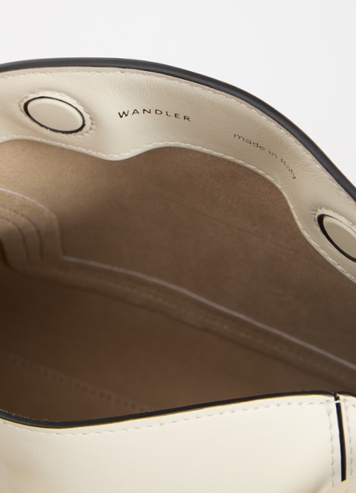 Wandler Penelope schoudertas van kalfsleer - detail 3 gebroken wit