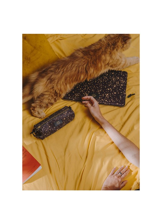 Wouf Stars pennenetui van gerecycled polyester - voorkant 2 zwart