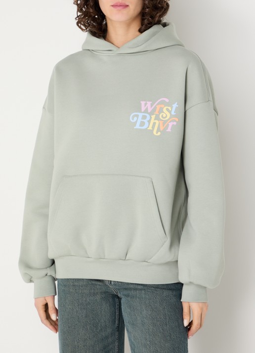 WRSTBHVR Reed hoodie met front- en backprint - achterkant 5 lindegroen