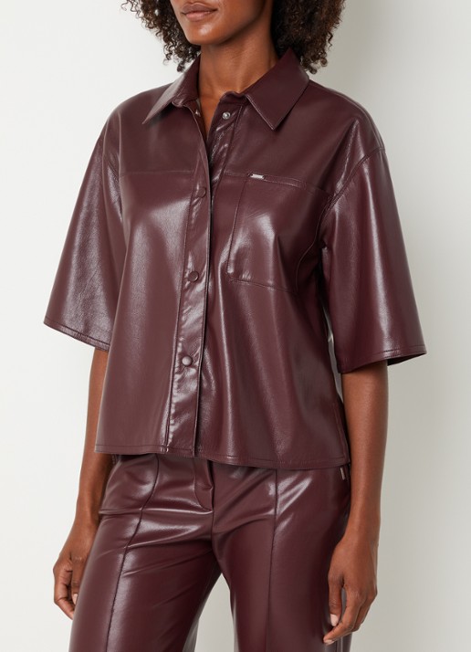 Xandres Horris blouse van imitatieleer met borstzak - detail aubergine