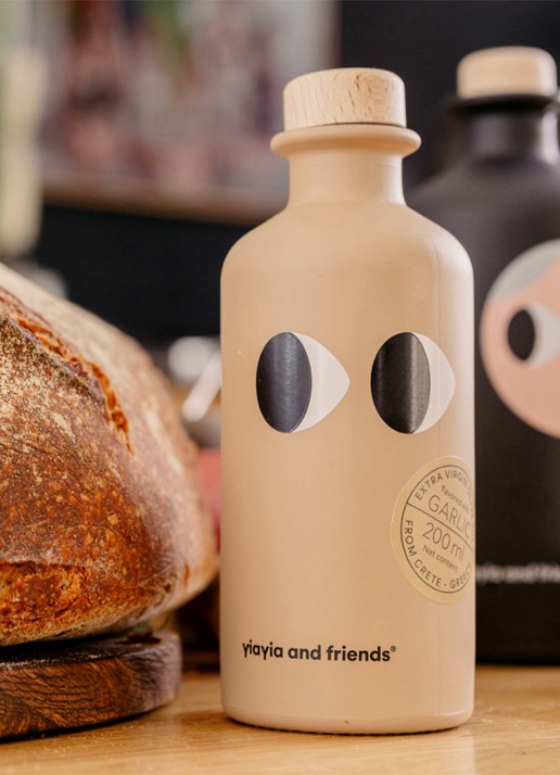 yiayia and friends Infused Garlic Extra Vierge olijfolie 200 ml - detail beige