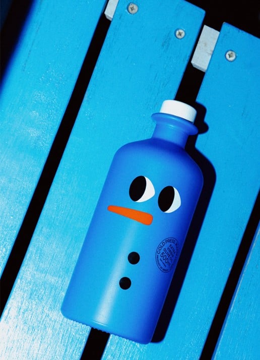 yiayia and friends Snowman Edition Extra Vierge olijfolie in geschenkverpakking 500 ml - detail beige