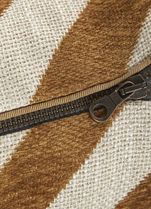 Yves Delorme Calisson sierkussenhoes - detail 4 donkerbeige
