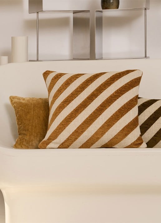 Yves Delorme Calisson sierkussenhoes - voorkant 2 donkerbeige