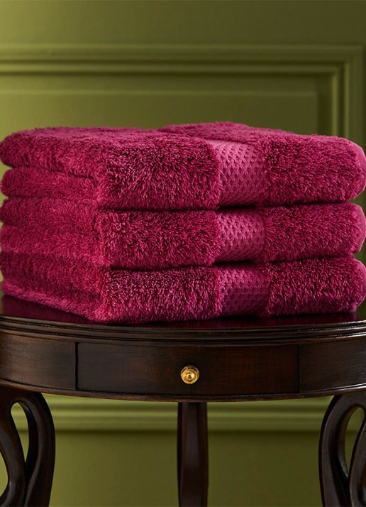 Yves Delorme Etoile badhanddoek - 700 gr/m2 - 55 x 100 cm - voorkant 2 fuchsia