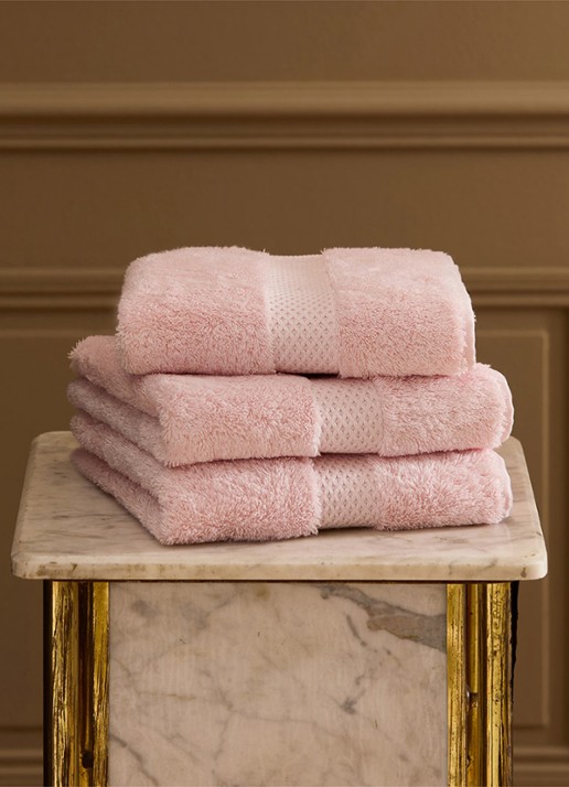 Yves Delorme Etoile badhanddoek - 700 gr/m2 - 55 x 100 cm - voorkant 2 lichtroze