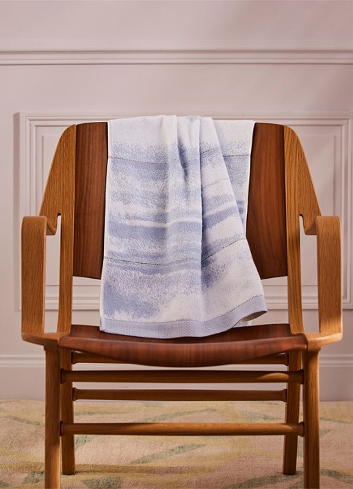 Yves Delorme Horizons badhanddoek van  katoen - 470 gr/m2 - 70  x 140 cm - detail 2 lichtpaars