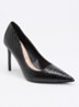 Assured pump van leer met crocostructuur - Zwart