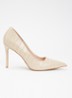 Assured pump van leer met crocostructuur - Beige