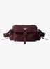 Explore Re-Nylon Medium schoudertas met leren details - Bordeauxrood