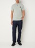 S0017 slim fit polo met logoborduring - Lindegroen
